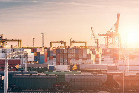 貨物進(jìn)出口 工廠上空的日落見(jiàn)證貿(mào)易的繁忙